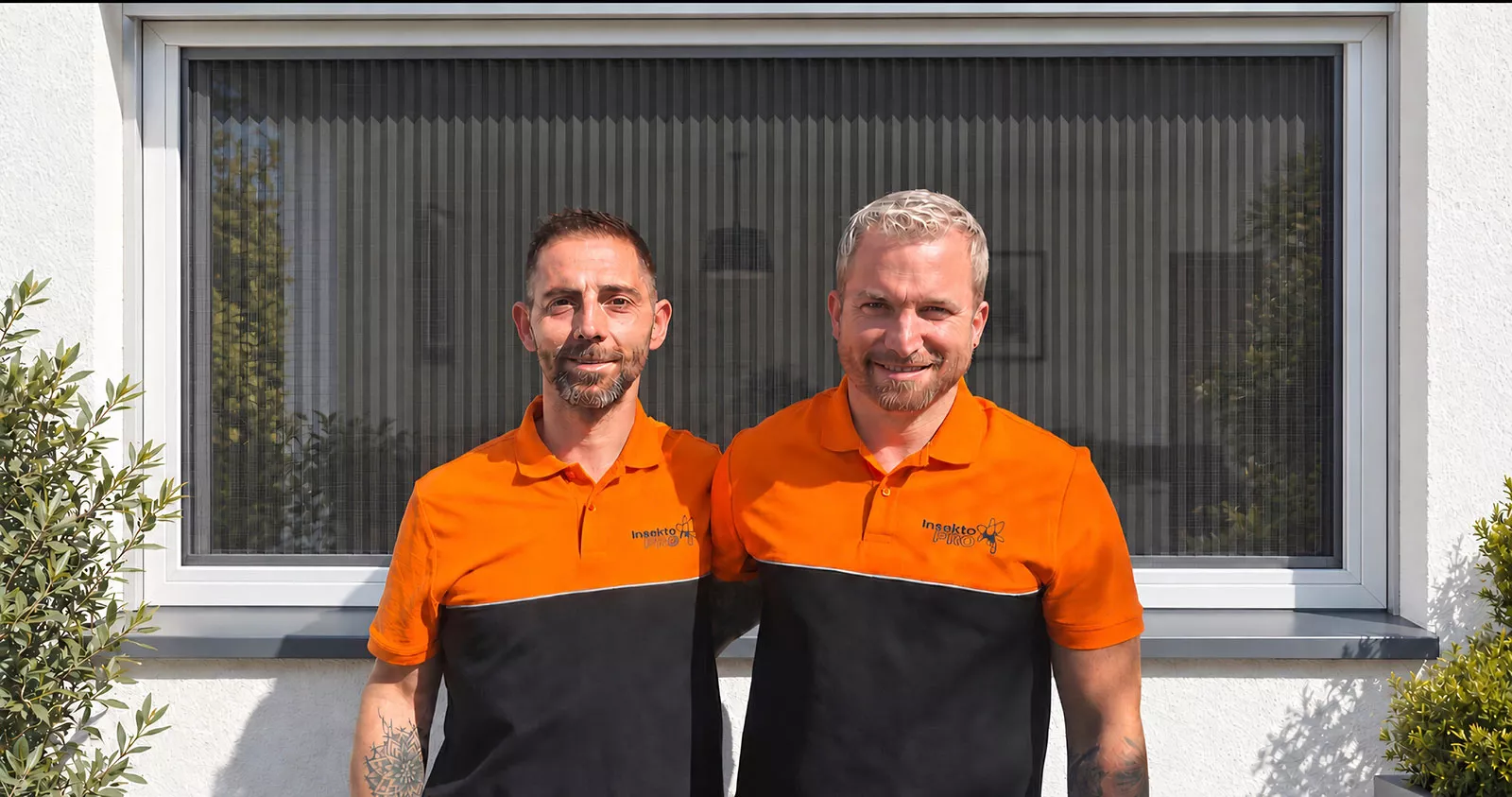Die Geschäftsführer Patrizio De Rosa und Dominik Inauen vor einem Insektenschutzfenster